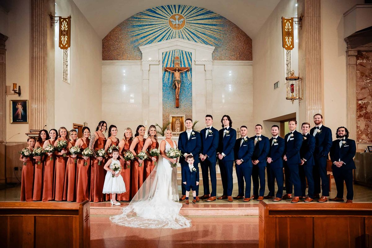 The full wedding party at the altar